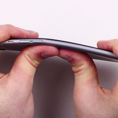 Consecuencia del bendgate: doblan los iPhone 6 en las tiendas para probarlos